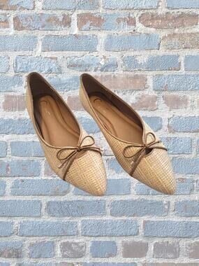 Comfort Brand Ladies Flat Dress Shoes Size 8 Medium Tan with Gold Highlights